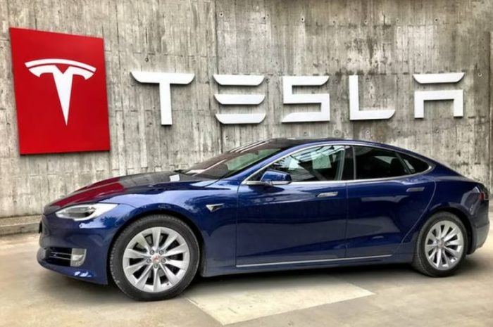 Acciones de Tesla se disparan por plan de Musk de lanzar vehículos eléctricos más baratos
