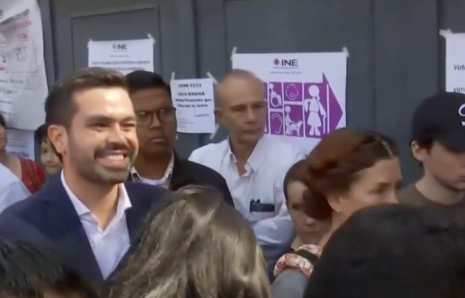 Hace fila y emite su voto el candidato Jorge Álvarez Máynez
