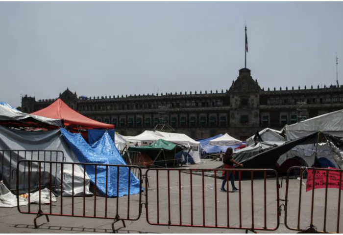 Manifestantes de la CNTE atacan Palacio Nacional: Destruyen vidrios de acceso exclusivo de AMLO