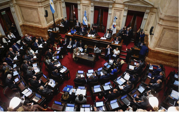 En medio de protestas, el Senado argentino aprueba la 'Ley Ómbinus' de Milei