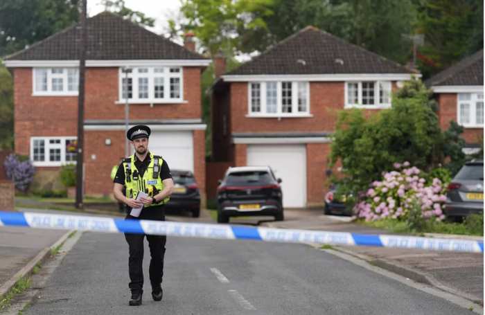 Toda la policía británica busca al “asesino de la ballesta”: mató a la familia de un comentarista deportivo de la BBC y se fugó