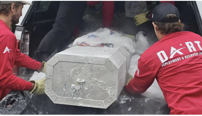 Mantuvo a su abuelo congelado en un bloque de hielo más de 30 años como parte de un experimento de criopreservación