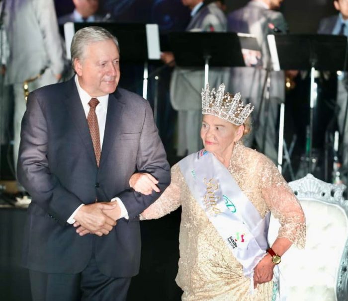 Coronan Alcalde y DIF Saltillo a reina de adultos mayores