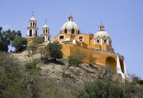 La única iglesia del mundo sobre una pirámide prehispánica: así es el Santuario de Cholula, Puebla