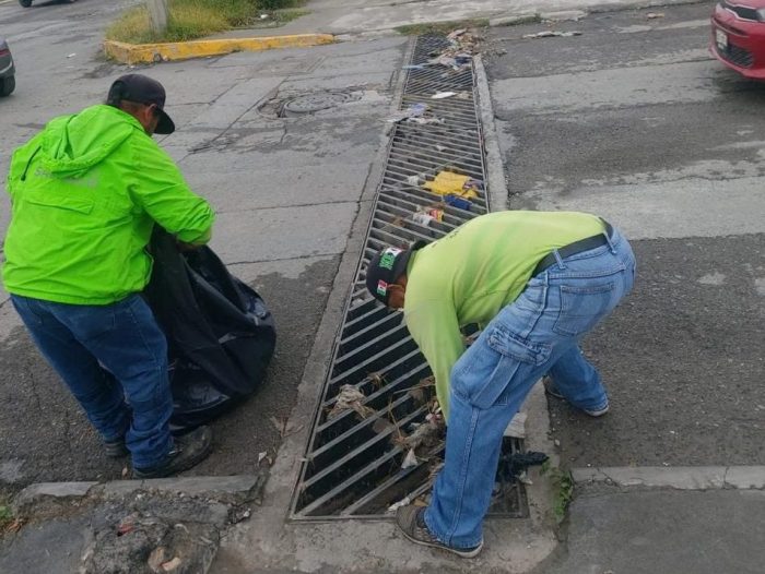 Trabaja Municipio en retiro de escombro de vialidades y basura de rejillas por lluvias