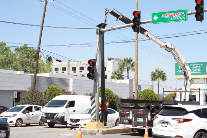 Avanza trabajos en el V. Carranza; comienza instalación de semáforos inteligentes