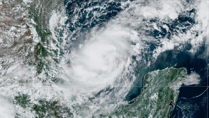 El huracán Milton se fortalece a categoría 4 en su camino a Yucatán