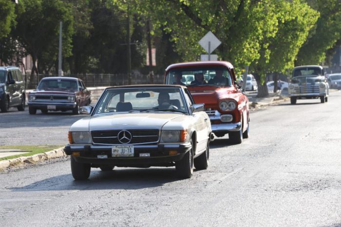 Conocen atractivos de la región sureste a bordo de autos clásicos