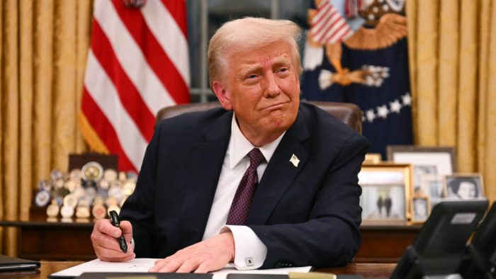Alcaldes de EU se rebelan contra Trump: Piden el fin de la ‘irracional’ guerra comercial con Canadá