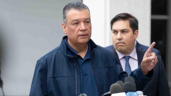 ¿Quién es Alex Padilla, el senador de origen mexicano que fue expulsado de conferencia de Kristi Noem?