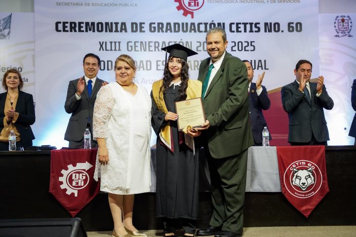 *Refrenda Tomás Gutiérrez su compromiso con la educación en graduación del CETIS 60*