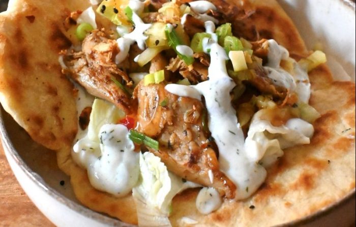 RECETA VEGANA: PITAS RELLENAS DE POLLO VEGETAL Y SALSA DE YOGUR (CON PAN CASERO A LA SARTÉN)