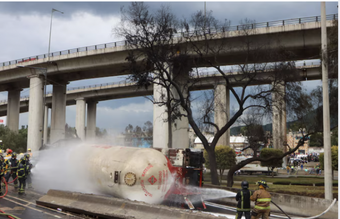 Fiscalía de CDMX niega que bache ocasionara accidente de pipa y revela la causa de la explosión