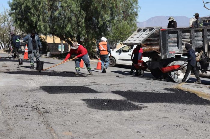 Continúa Gobierno de Saltillo trabajos de bacheo al interior de las colonias