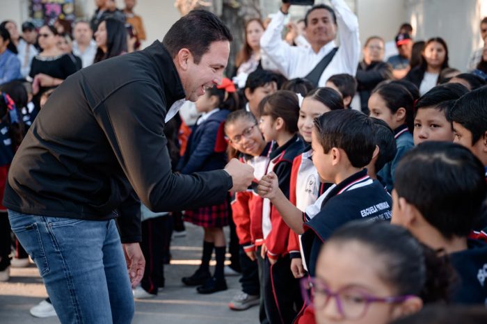 Impulsa Javier Díaz educación en todos los niveles