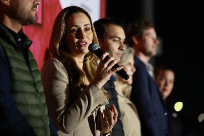 Disfrutan saltillenses de la callejoneada en el Centro Histórico