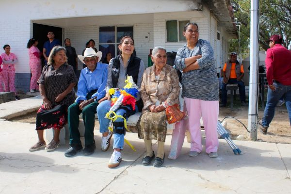 *Participan adultos mayores del comedor comunitario de Paredón en tradicional posada*
