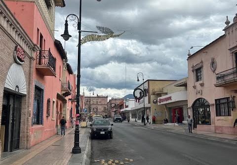 Caen ventas en comercios del centro de Saltillo 