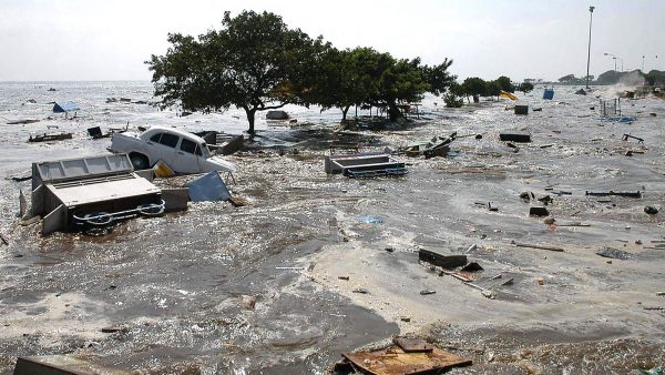 Más de 200.000 muertos, millones de desplazados y el barco encallado que se convirtió en arca de Noé: el tsunami que golpeó al mundo