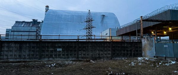 El OIEA da la alarma: «La envoltura de Chernóbil ya no bloquea la radiación; hay que repararla»