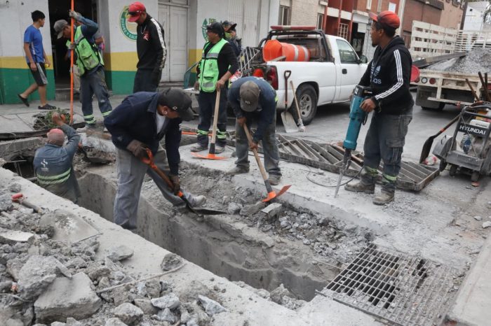Refuerza Saltillo seguridad vial; repara rejillas pluviales en Zona Centro