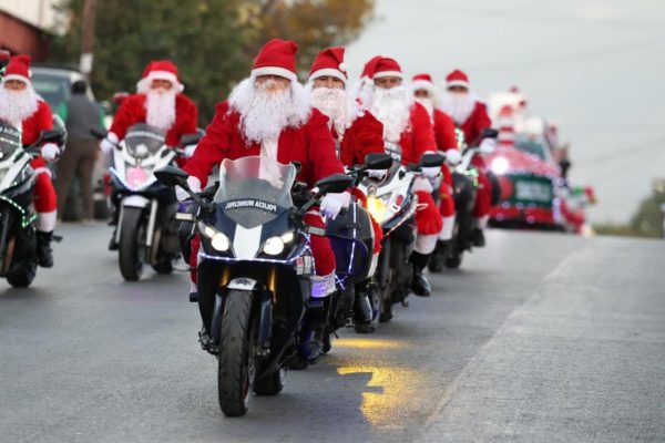 Disfrutan niñas y niños el desfile navideño de la Comisaría de Seguridad