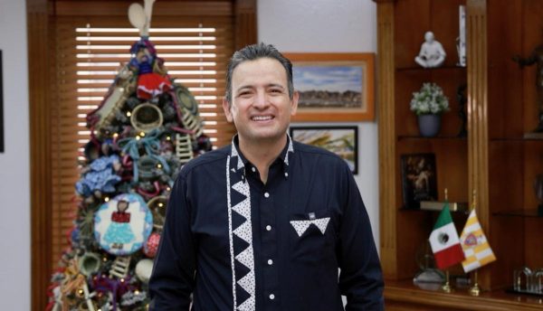 Reconoce Alcalde de Chihuahua trabajo de Javier Díaz en Saltillo