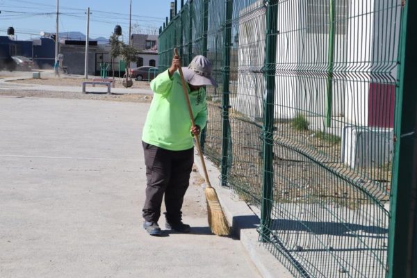 Intensifica Saltillo mantenimiento de plaza pública en Misión Cerritos