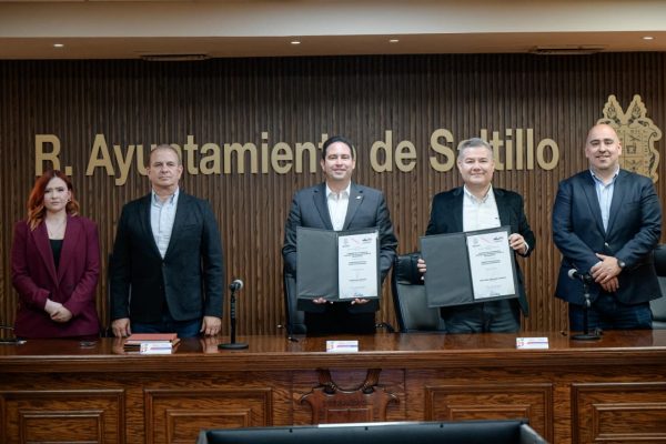 Firma Javier Díaz carta compromiso en materia de Derechos Humanos
