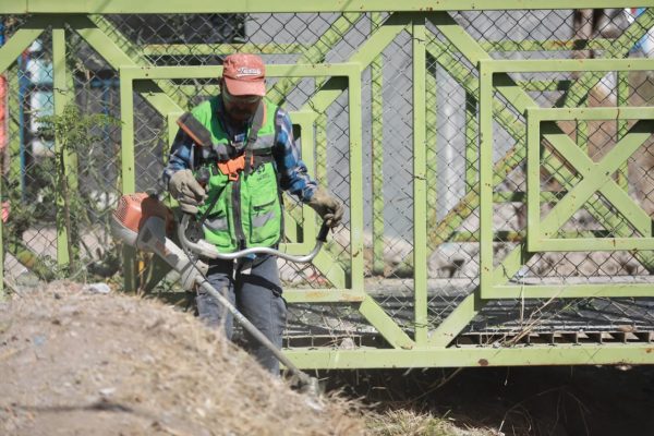 Realiza Saltillo limpieza profunda en paso peatonal entre la colonia El Cerrito