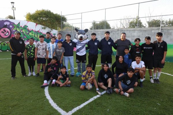 Niñas y niños conviven con jugadores de Saltillo Soccer en la Plaza El Minero