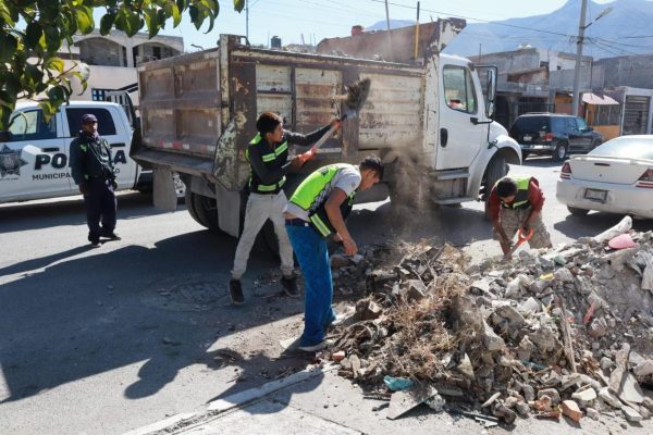 Va con todo Javier Díaz en limpieza de callejones de la Guerrero