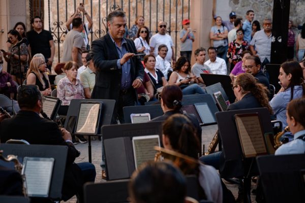 Viven familias saltillenses una tarde musical con la Banda de Música del Estado en el Centro Histórico