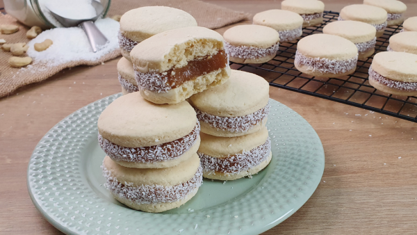 RECETA VEGANA: Alfajores de maicena veganos rellenos con dulce de leche de coco