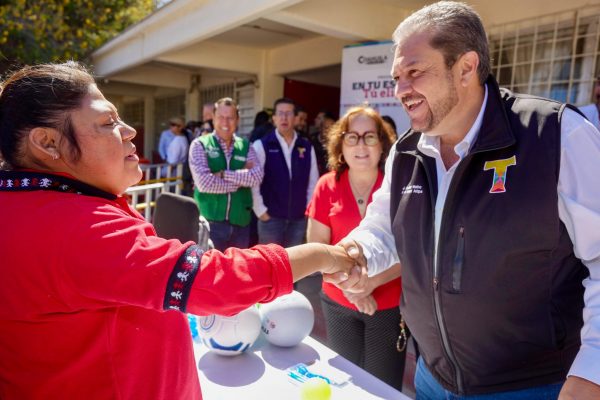 Docentes reconocen apoyo de Tomás Gutiérrez en programa educativo
