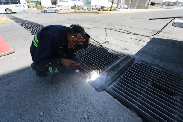 Refuerza Gobierno de Saltillo rehabilitación de rejillas pluviales