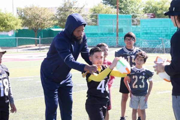 Convive Terrance Williams de Dinos de Saltillo con niñez y juventud