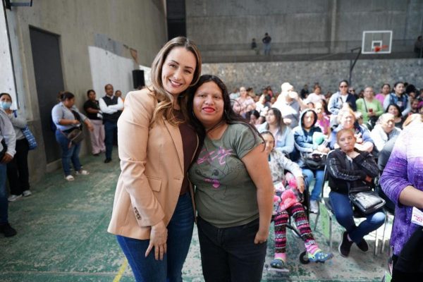 Entrega Luly López Apoyos de Corazón a quienes más lo necesitan
