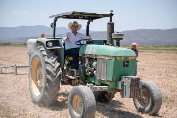 Impulsa Javier Díaz el fortalecimiento del campo con entrega de alimento y suplemento ganadero