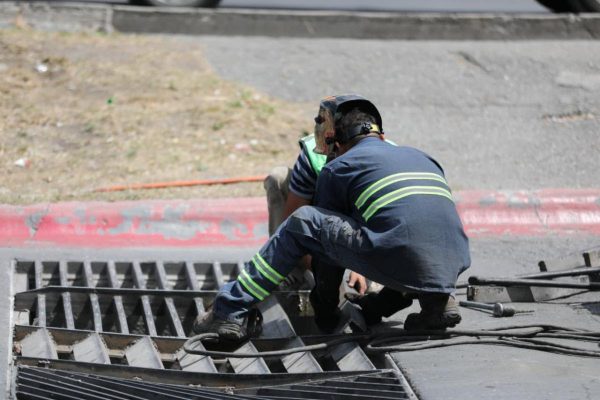 Avanza reparación de rejillas y pavimento en Saltillo