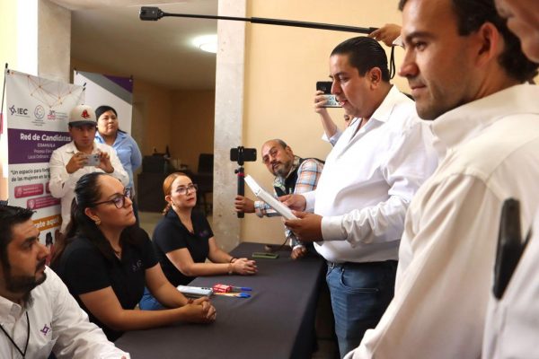 CHEMA MORALES SE REGISTRA COMO CANDIDATO AL CONGRESO DEL ESTADO DE COAHUILA POR EL DISTRITO 12