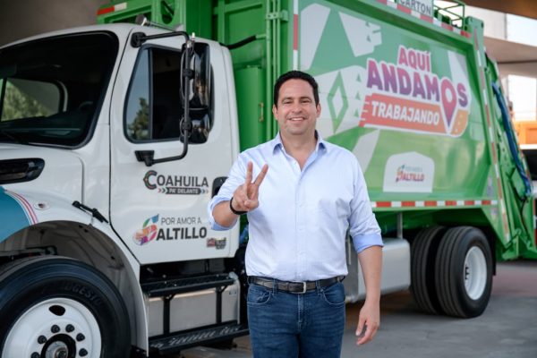 Entrega Javier Díaz ocho camiones recolectores de basura para Saltillo