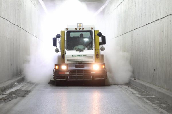 Refuerza Gobierno Municipal limpieza de vialidades con barredora mecánica