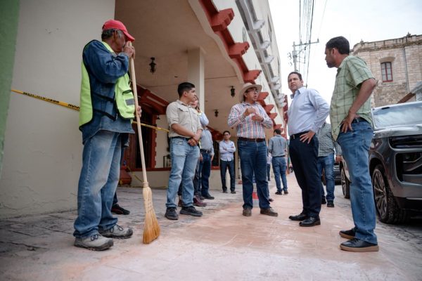 Supervisan rehabilitación de banquetas en Centro Histórico