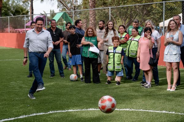 Entrega Javier Díaz plaza rehabilitada al sur de Saltillo