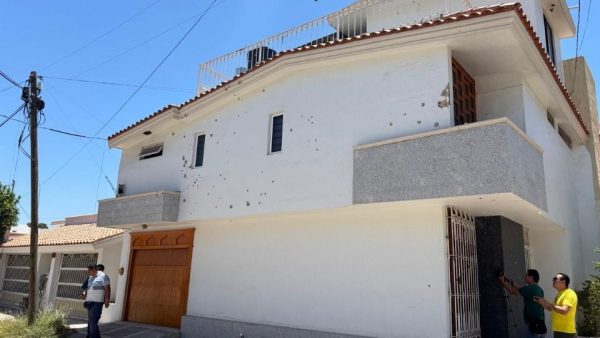 Un recibo de luz encontrado en el lugar confirmó que la casa baleada en Culiacán es del gobernador con licencia Rubén Rocha Moya