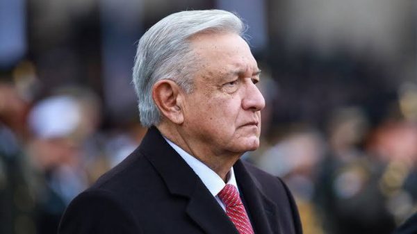 TEMEN AMLO ESCAPE POR LA PUERTA FALSA 