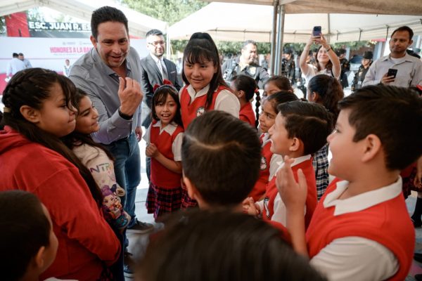 Participan estudiantes y autoridades en honores a la bandera en primaria del norponiente de Saltillo