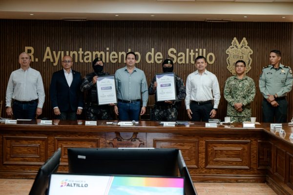 Reconoce Javier Díaz a policías de Saltillo por acto heroico al rescatar a familia de incendio