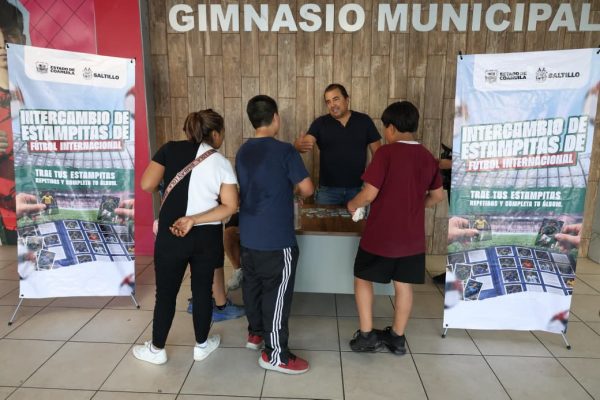 Aprovechan familias espacios de intercambio de estampitas en Saltillo